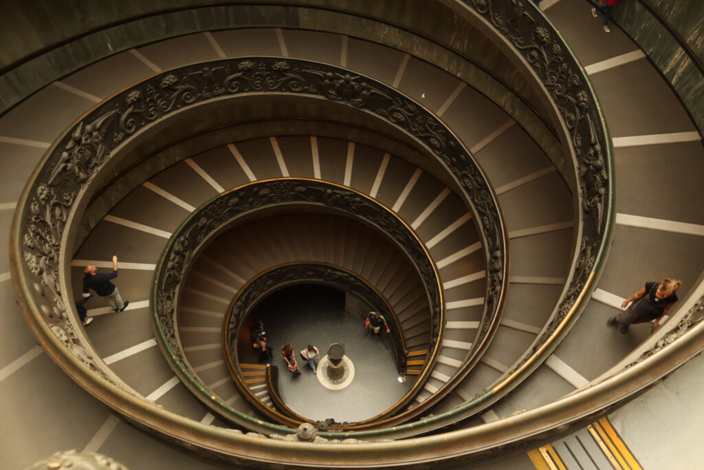 De spiraalvormige trap in het Vaticaans museum